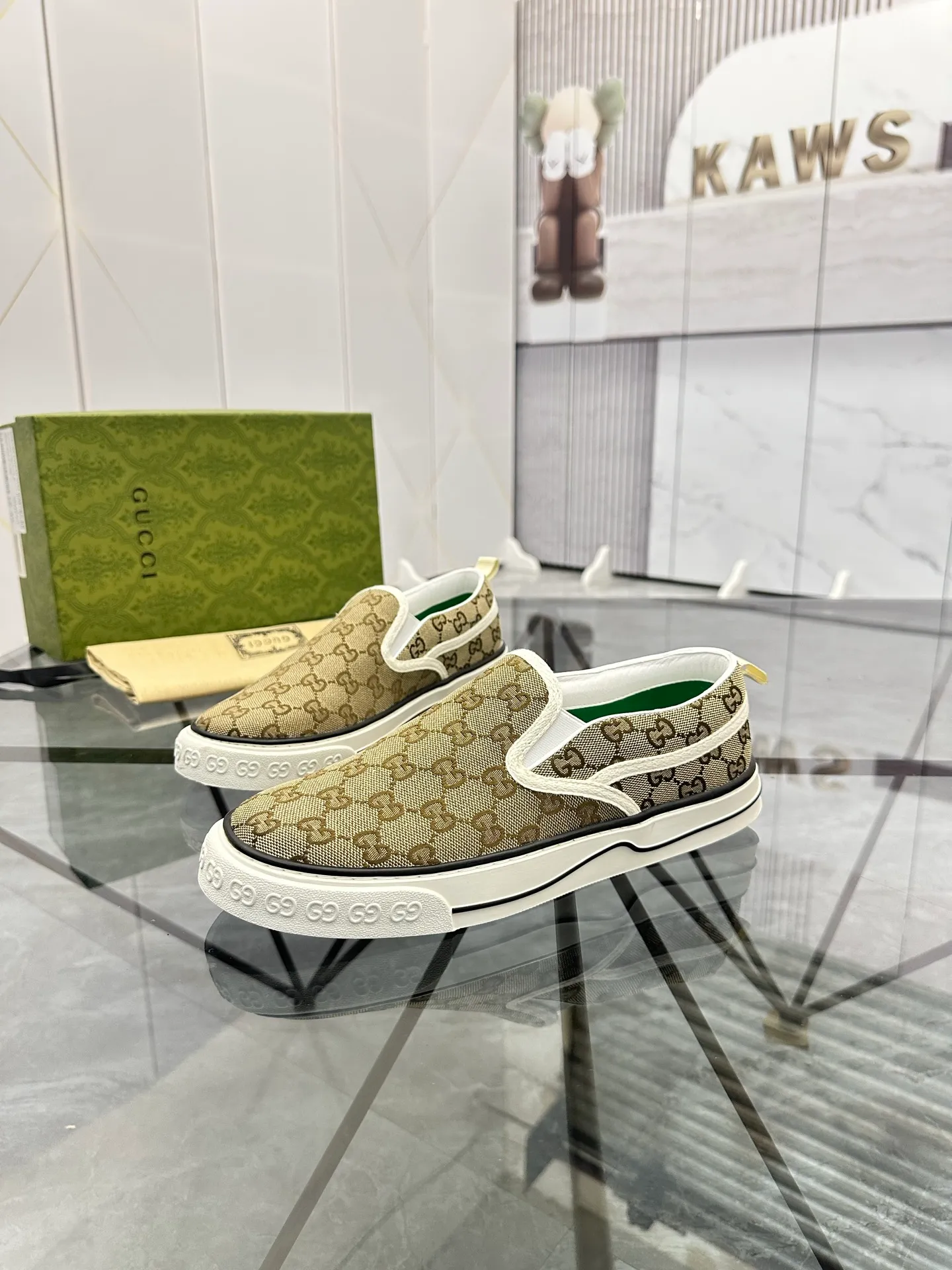Men's shoes: 💰P360¥ Product trademark: Gucci* "Gucci*" slip-on Regular size: 38-44 (can be customized to 45.46.) Product materials: Original material from the upper counter, breathable lining, original outsole. Number: 661